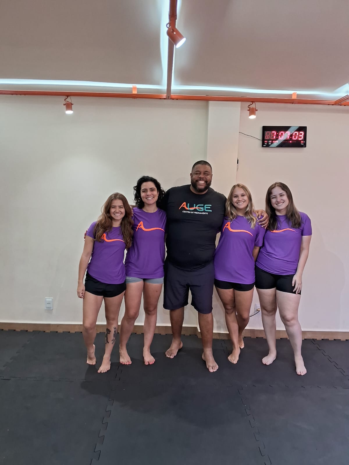 Professor e alunos do Auge com camisetas da marca
